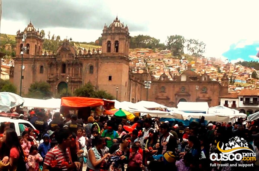 Feria del Santurantikuy en la ciudad del Cusco
