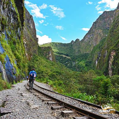 Caminanta Hacia Machu Picchu Por La Hidrolectrica