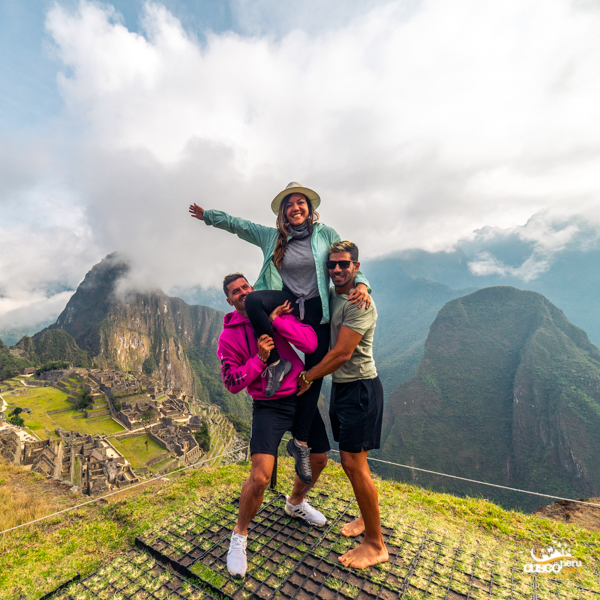 Grupo de amigos en tour Machu Picchu