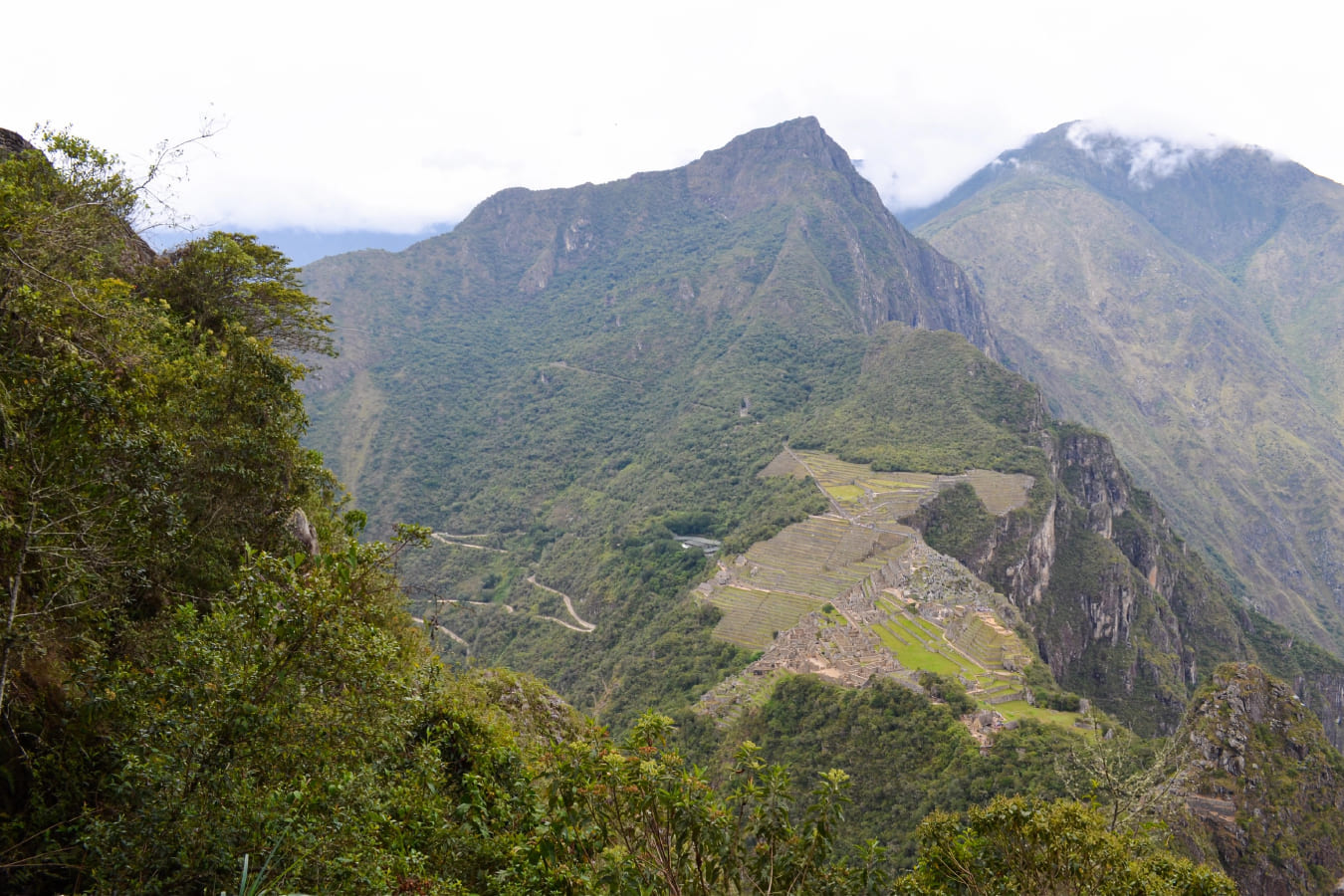 Vista da cidadela inca do topo da Montanha Machu Picchu. Fontes: CuscoPeru.com