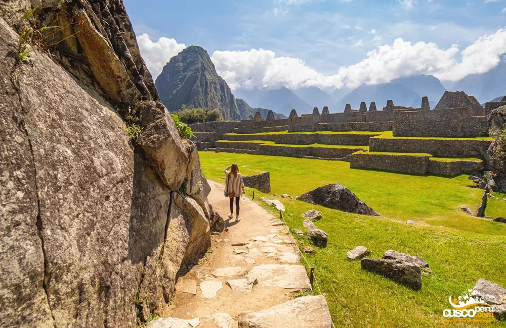 Machu Picchu camino hacia el interior de la ciudadela inca