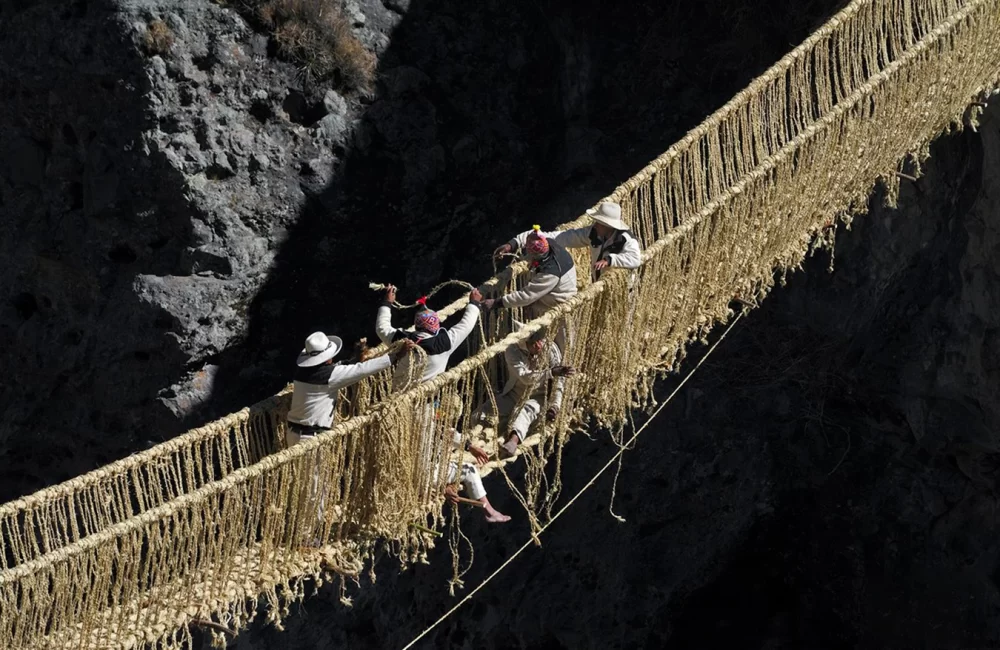 Membros da comunidade contratando a última ponte inca Q'eswachaka