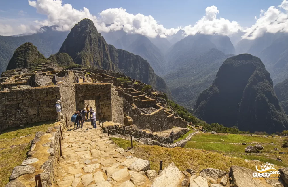 Puerta principal en la ciudadela inca Machu Picchu