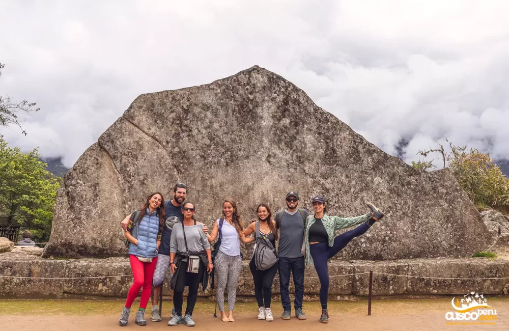Silueta de Machu Picchu en una piedra