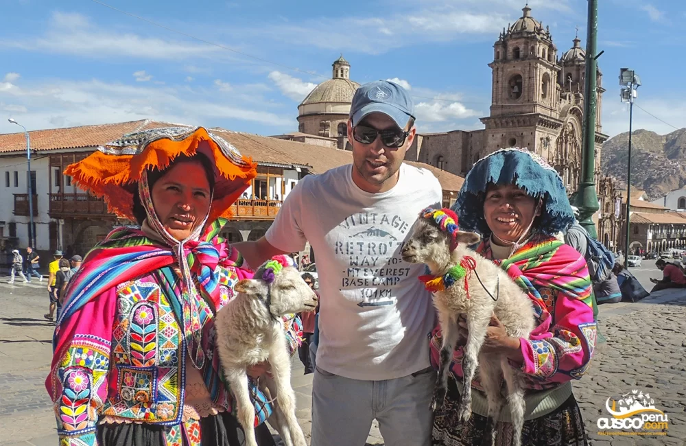 Experiência cultural na praça principal de Cusco