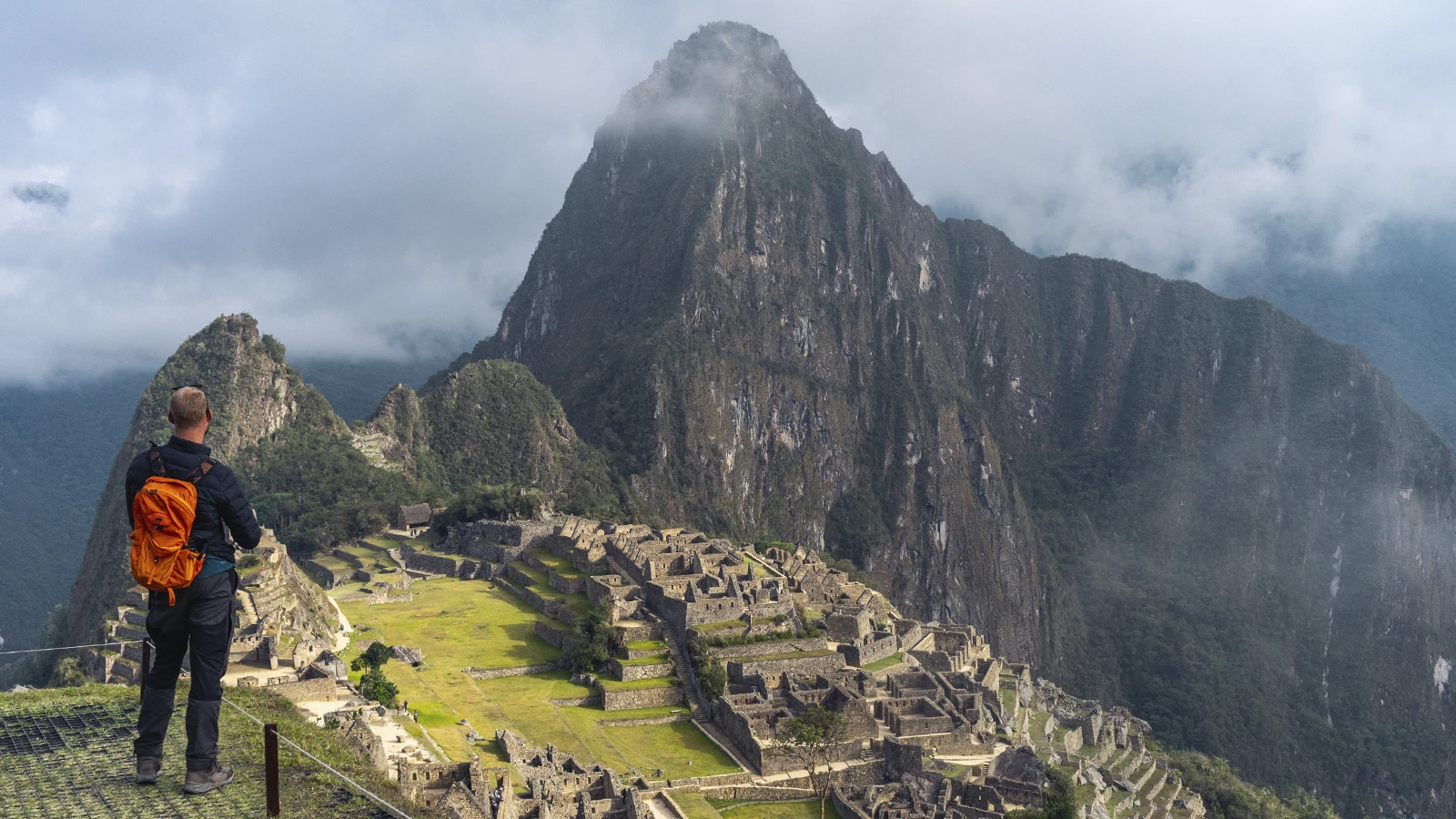 Turista con Machu Picchu de fondo