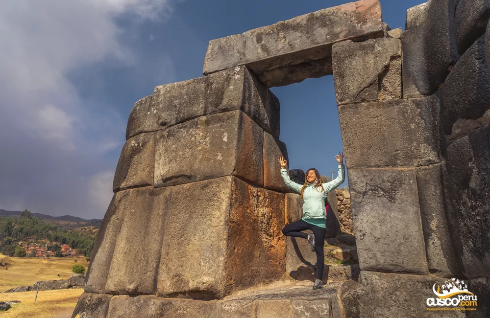 Inca gate in Saqsayhuaman - City tour