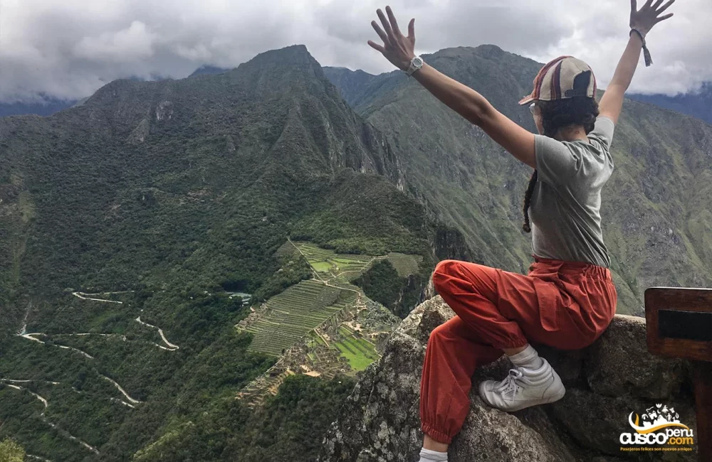 Tocando o céu no topo da montanha Huayna Picchu