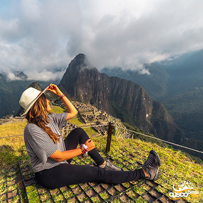 Mulher com Machu Picchu ao fundo