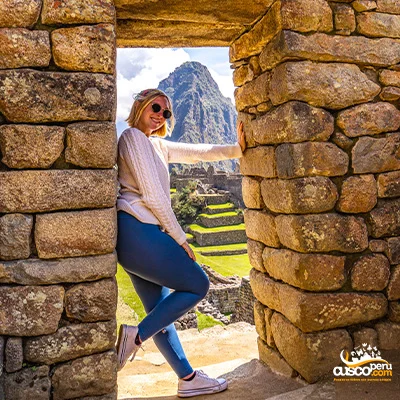 Chica en puerta de piedra Machu Picchu