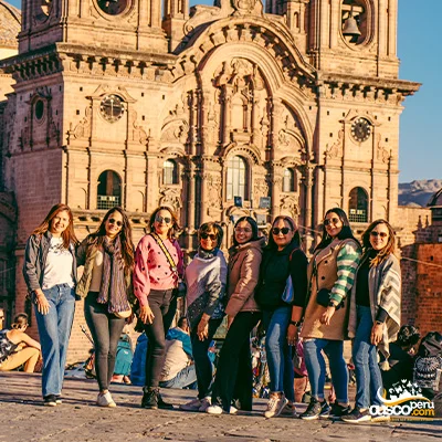 Chicas en la plaza de armas Cusco