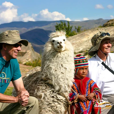 Foto con llama en city tour cusco