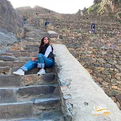 Mujer en gradas en Ollantaytambo