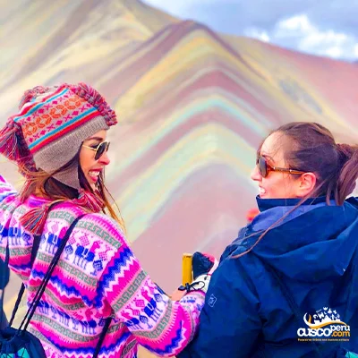 Mujeres en la montaña de colores