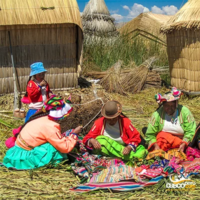 Mulheres em ilhas flutuantes em Puno