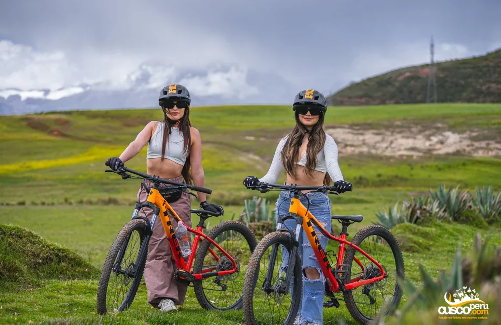Chicas en el tour de bicicleta Maras Moray