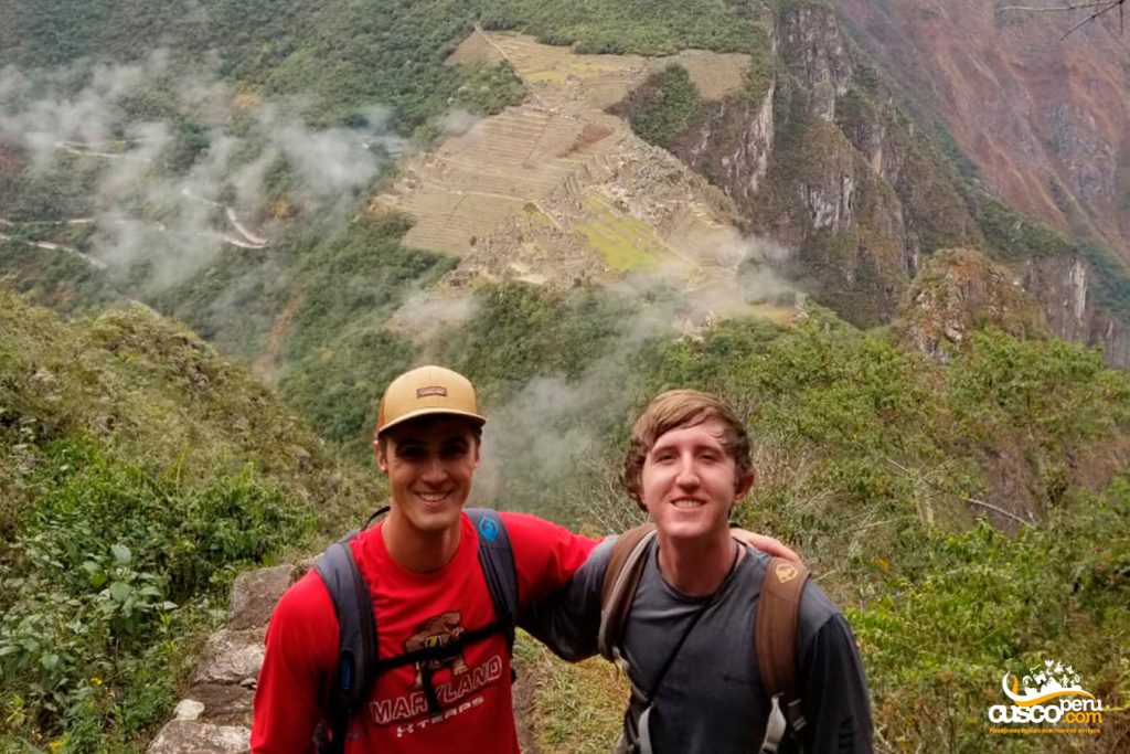 Estudiantes en la cima de la montaña Huayna Picchu. Fuente: CuscoPeru.com