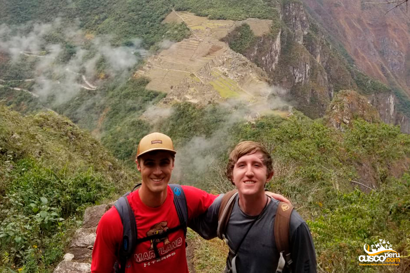 Estudantes no topo da montanha Huayna Picchu. Fonte: CuscoPeru.com