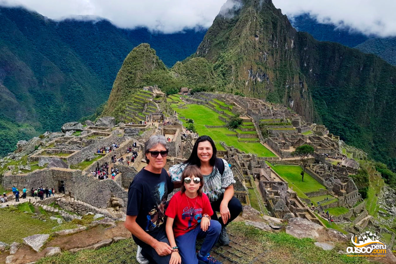 Família em Machu Picchu. Fonte: CuscoPeru.com.