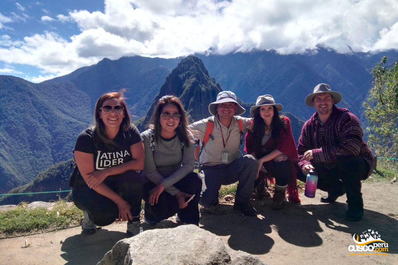 Guia de turismo com um grupo de turistas em Machu Picchu. Fonte: CuscoPeru.com