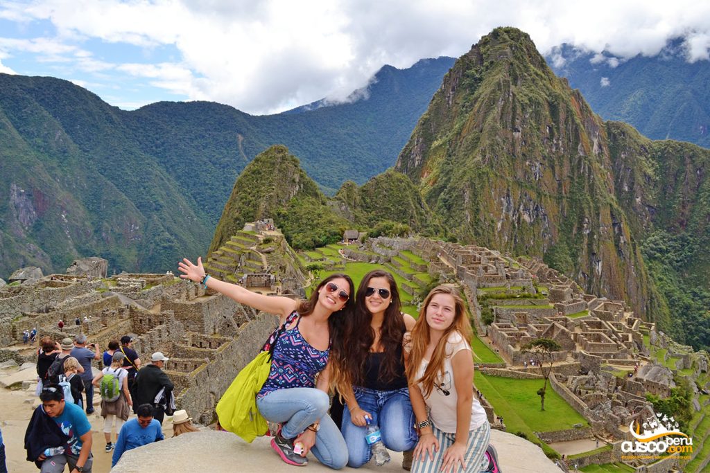 Estudantes na cidadela inca de Machu Picchu
