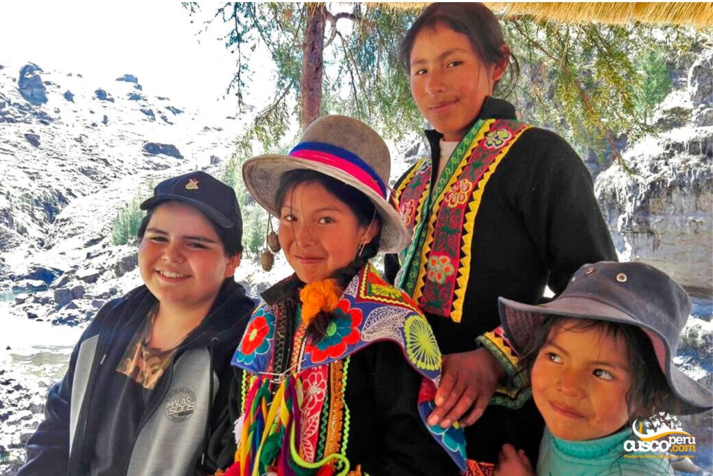 Niño mexicano con niñas peruanas. Fuente: CuscoPeru.com