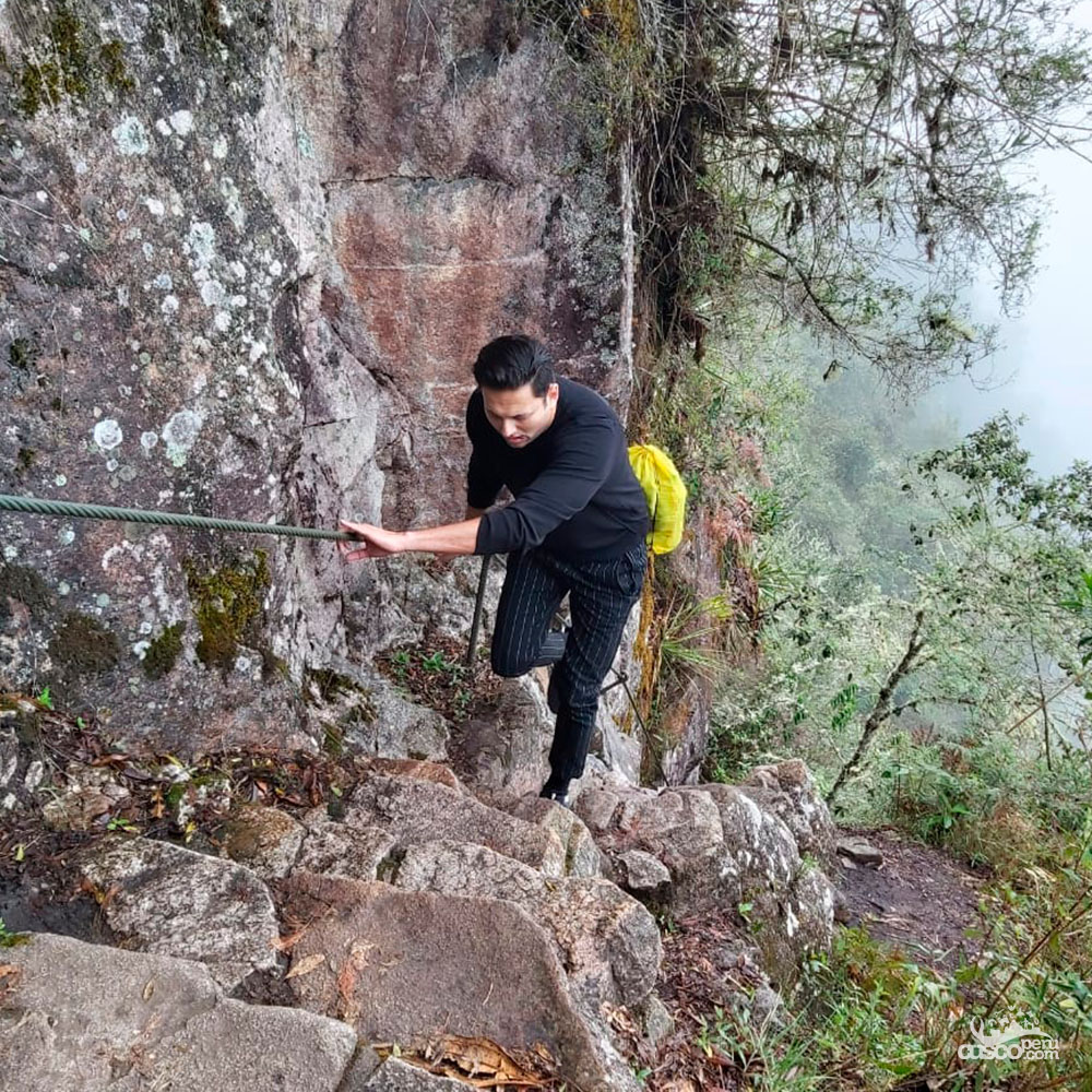 Escalones tallados en piedra que se encuentran en el sendero a la cima de Wayna Picchu
Fuente:CuscoPeru.com