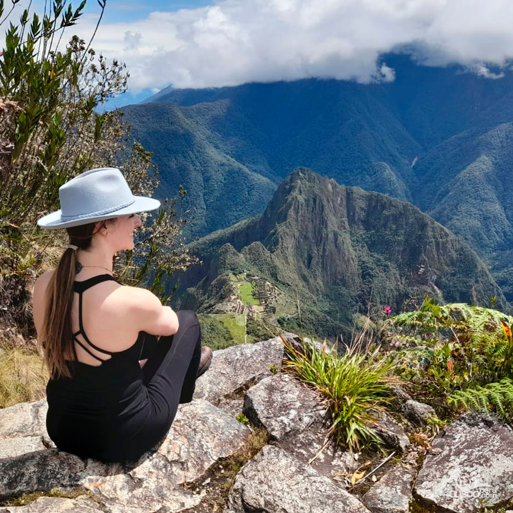 Vista de Machu Picchu desde la cima de la montaña Machu Picchu. Fuente: CuscoPeru.com