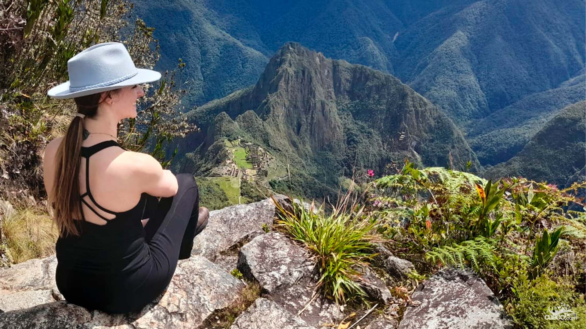Vista de Machu Picchu desde la cima de la montaña Machu Picchu. Fuente: CuscoPeru.com