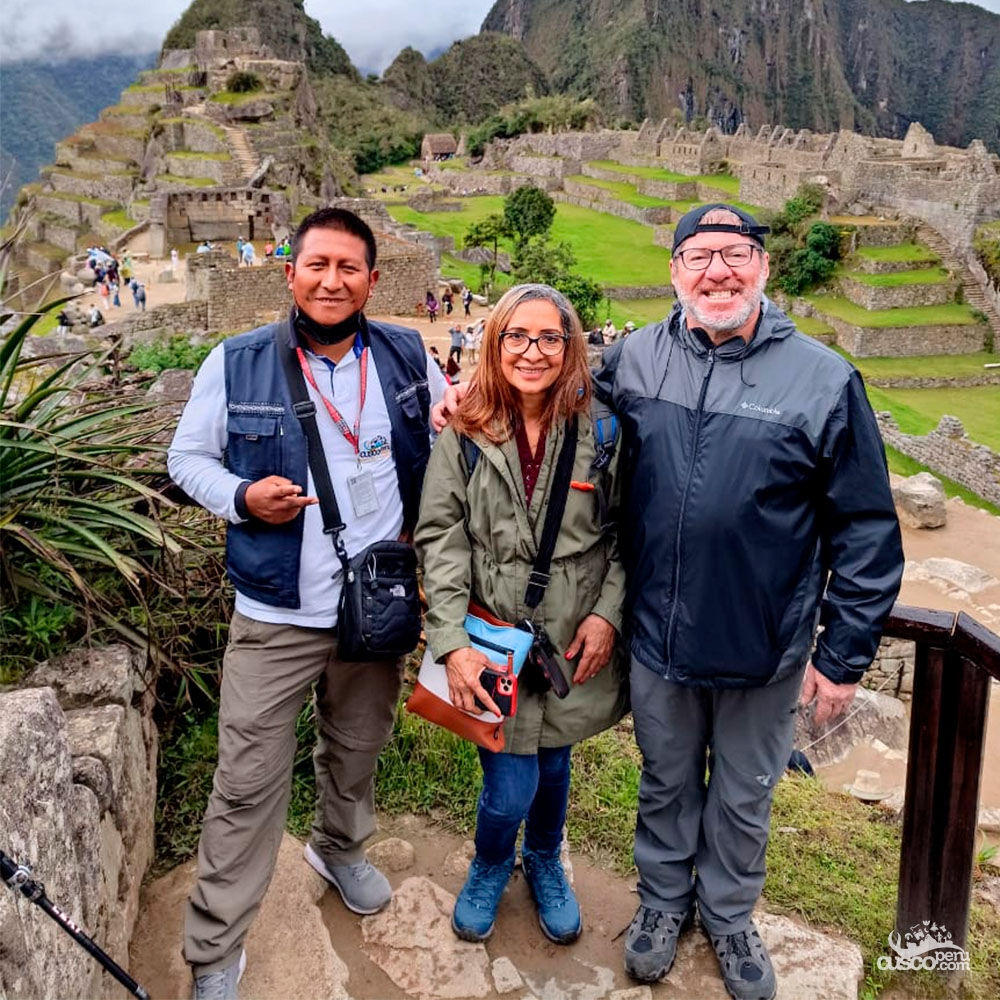Servicio de guiado a dos turistas en Machu Picchu Fuente: CuscoPeru.com 