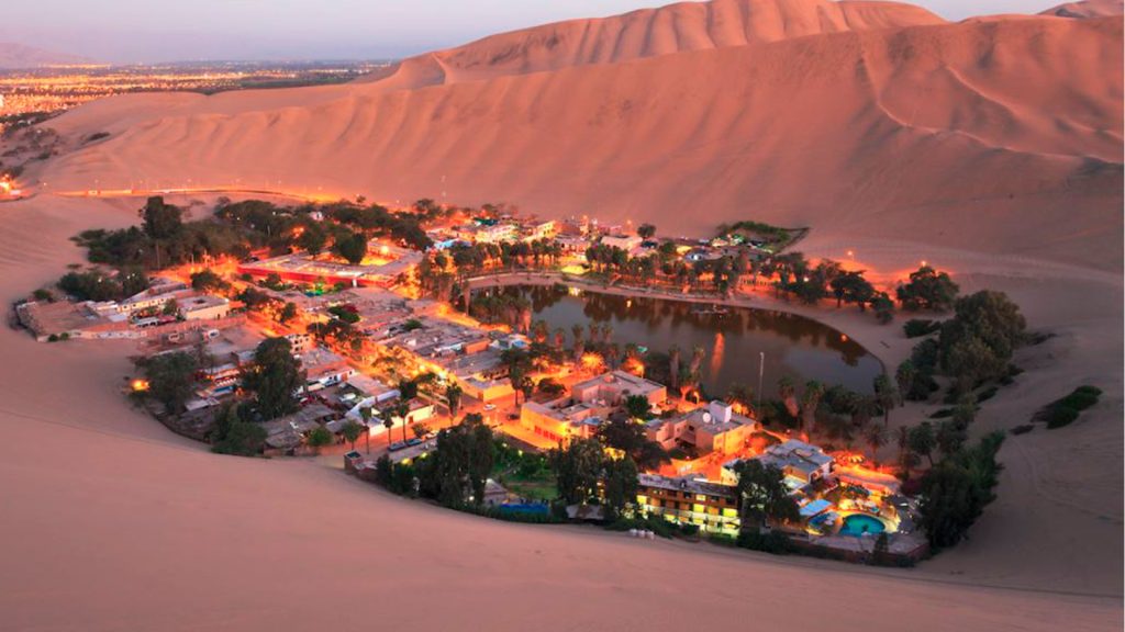 Oásis de Huacachina é um destino perfeito para desfrutar do sol e do clima quente. Fonte: CuscoPeru.com