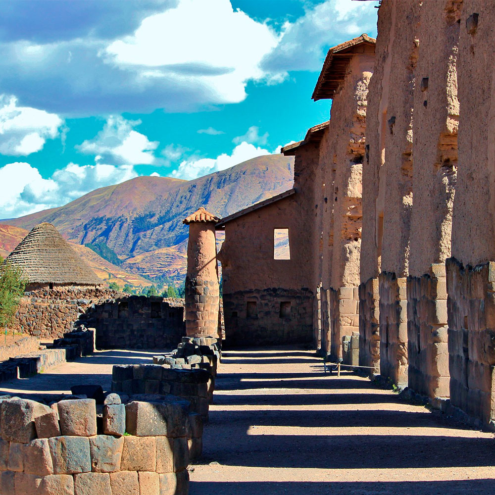 El templo de Wiracocha destaca por sus grandes muros hechos de adobe con base de piedras.
Fuente: CuscoPeru.com