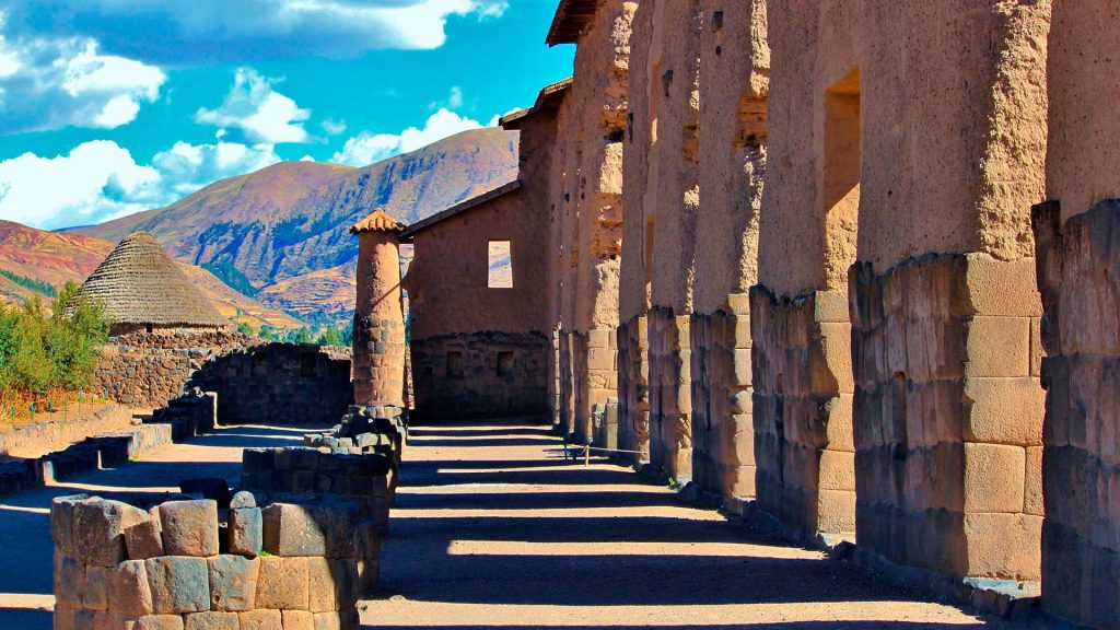 El templo de Wiracocha destaca por sus grandes muros hechos de adobe con base de piedras.
Fuente: CuscoPeru.com