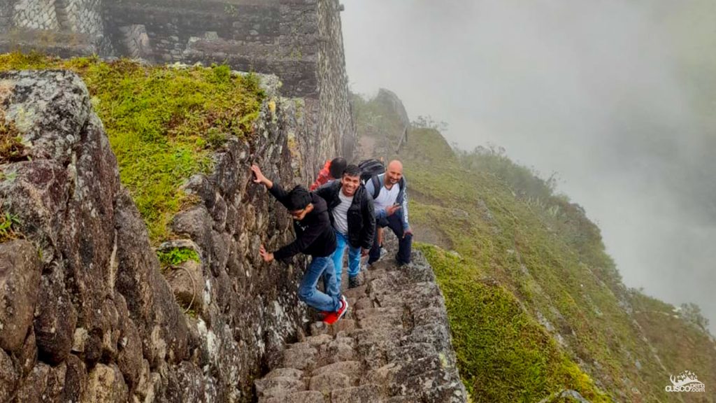 Trayecto de subida a la montaña Huayna Picchu.
Fuente:CuscoPeru.com