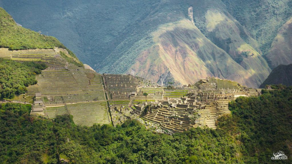 Vista de Machu Picchu desde la montaña Putucusi. Fuente: CuscoPeru.como