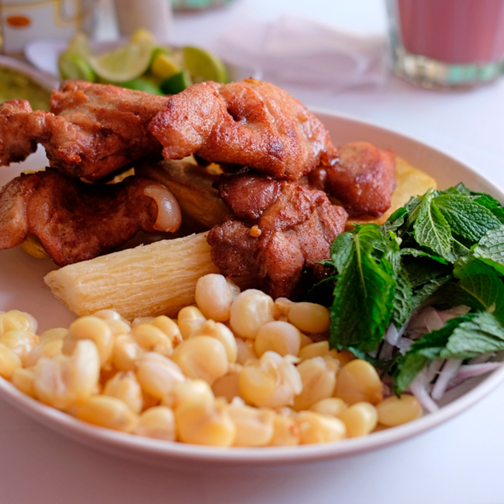 O chicharrón de Saylla é conhecido por seu sabor irresistível e preparação simples.
Fonte: CuscoPeru.com